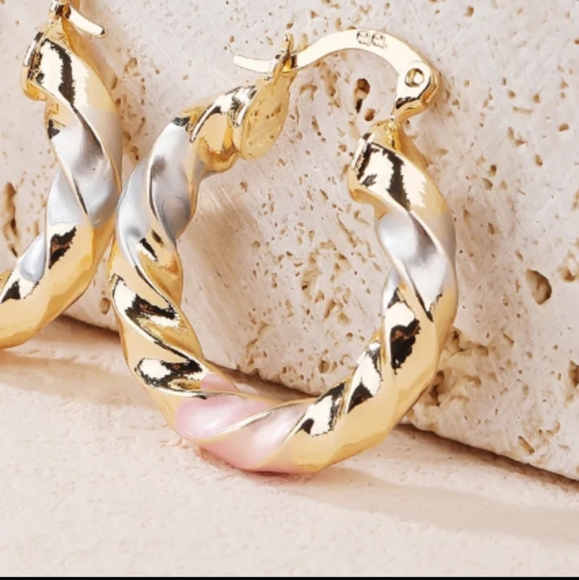 🎄14k Gold Plated Tri Tone Earrings - Picture 7 of 17